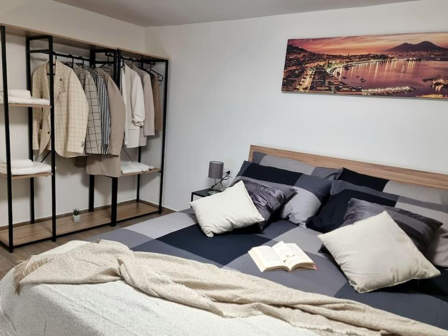 Casa Comoda E Centrale In Quartiere Storico Di Napoli Luaran gambar