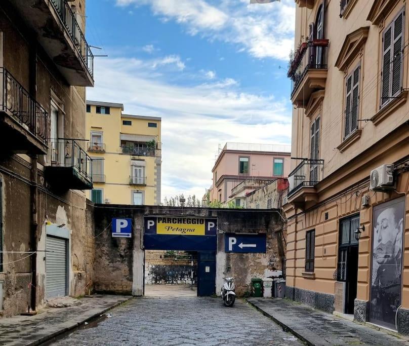 Casa Comoda E Centrale In Quartiere Storico Di Napoli Luaran gambar